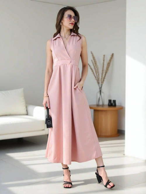 Royalfashion Жіноча безрукавна сукня з обтискним вирізом Bizness