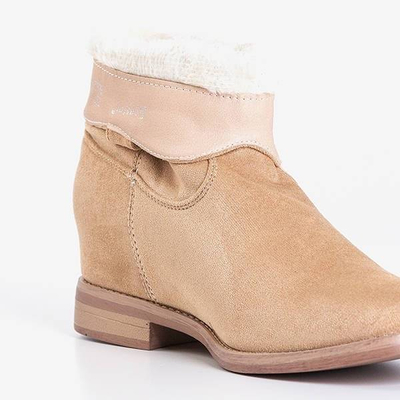 OUTLET Beige Stiefel a'la Cowboystiefel auf einem Indoor-Keil Jelluma - Footwear