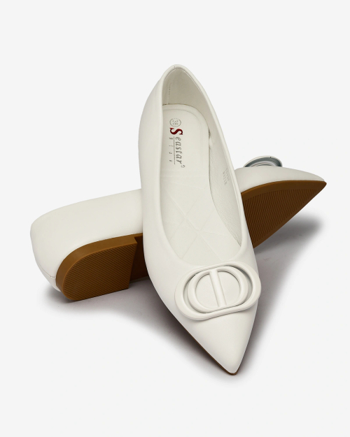 Royalfashion Білі жіночі гостроносі балетки з прикрасою на носі Manixy