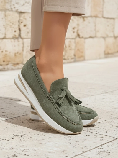 Aurelia Verde – Grüne Damen Mokassins aus Eco-Wildleder mit 4 cm Keilabsatz