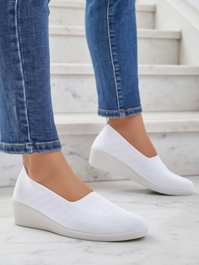 Weiße Thermis-Blume - Stilvolle Damen-Keilabsatzschuhe
