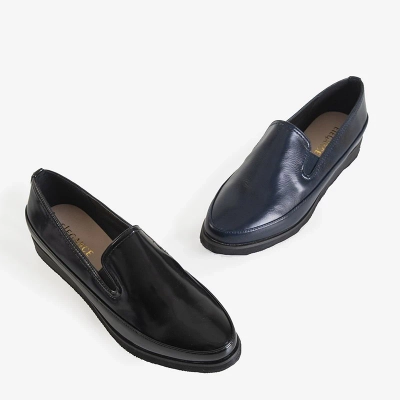 Dunkelblaue Damenschuhe aus Öko-Leder ziehen Medarda-Schuhe an