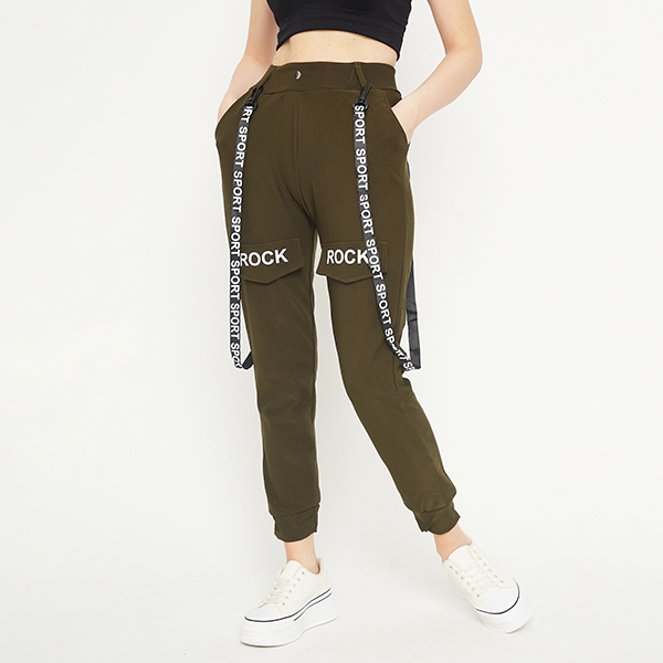 Dunkelgrüne Damen-Cargohose mit Hosenträgern - Kleidung