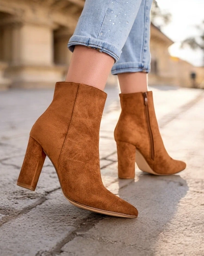 Damen-Stiefeletten von Royalfashion mit Stiletto-Absatz.
Stiefeletten für Frauen mit Stiletto-Absatz. Schuhe aus wildlederähnlichem Kunstleder, das sich perfekt an die Form des Fußes anpasst. Das Modell hat eine Stoffeinlage. Tragen Sie sie für Herbst-St