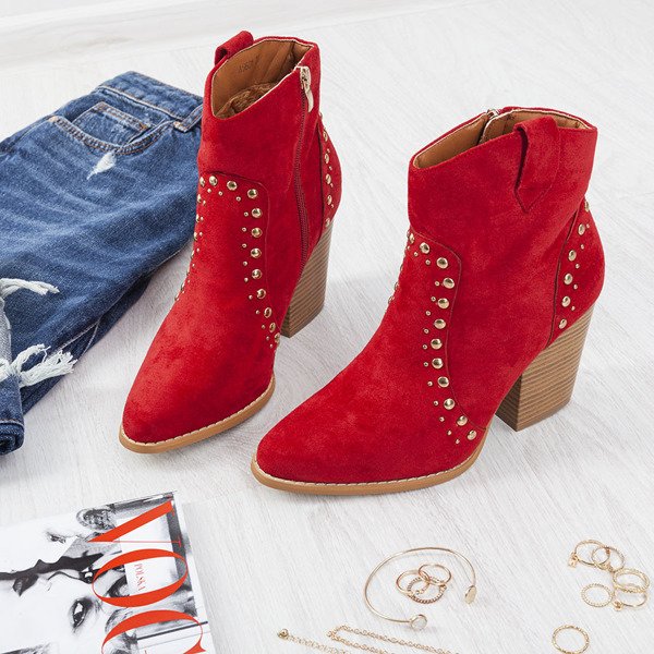 Rote Cowboystiefel auf einem hohen Gana-Pfosten - Schuhe