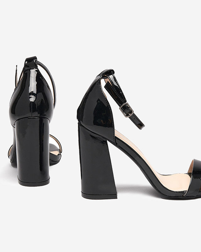 Schwarze Damensandalen auf dem Pfosten von Whopso - Schuhe