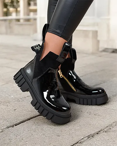 Royalfashion Schwarze isolierte Damenstiefel aus Lackleder Eratra