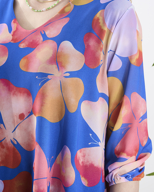 Темно-синя жіноча сукня до коліна з принтом і воланом - Одяг