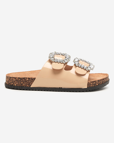 Beigefarbene Damenhausschuhe mit verzierten Schließen. Olimika - Schuhe