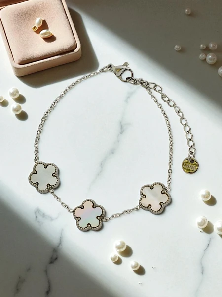 Callisto Nero Armband mit Blumenmotiv