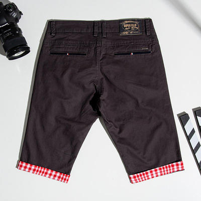 Dunkelgraue Herrenshorts mit roten Einsätzen - Kleidung