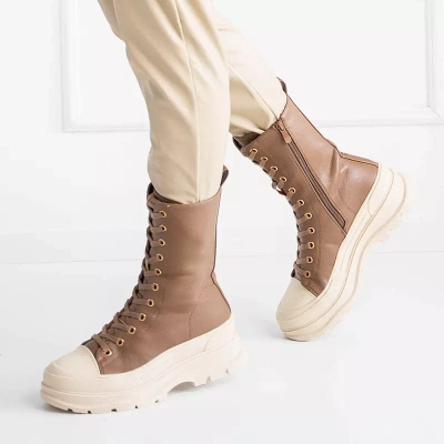 OUTLET Hellbrauner Damen-Stiefel mit flachen Magara-Absätzen - Schuhe