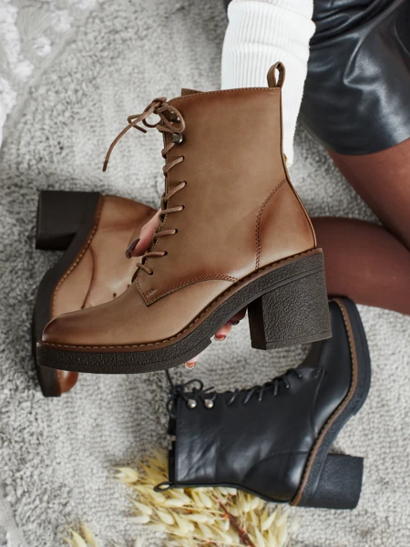 Жіночі ботильйони зі екошкіри на підборах-стовпчику Zeltra