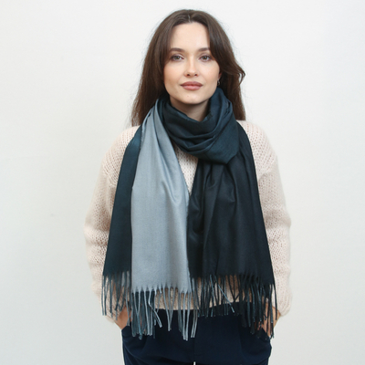 Marineblauer doppelseitiger Damenschal mit Quasten - Accessoires