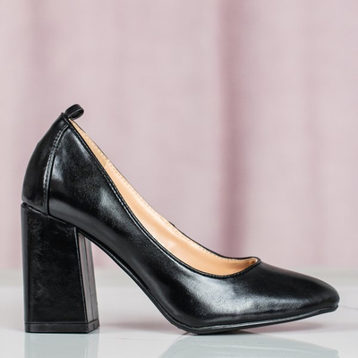Mattlose schwarze Pumps auf dem höheren Pfosten - Schuhe