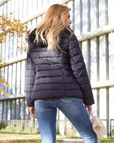 Темно-синя жіноча стьобана куртка з капюшоном і хутром