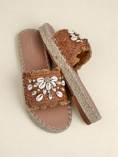 Royalfashion Callista Boho Camel Sandalen auf flacher Plattform mit Muscheln
