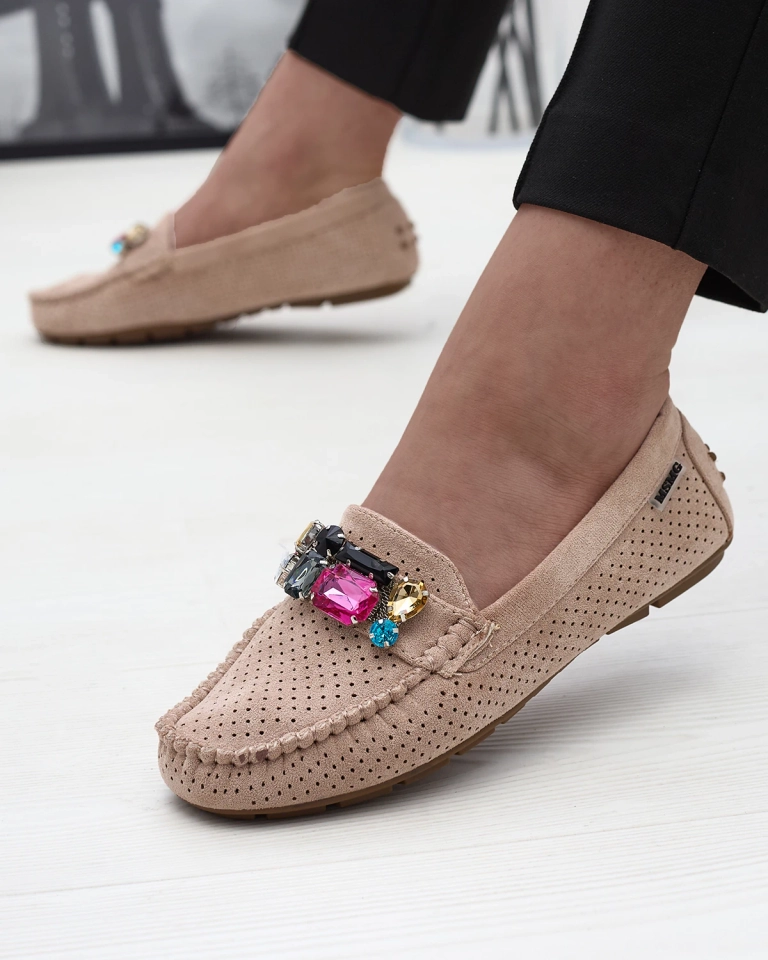 Hellbraune durchbrochene Damen Mokassins mit bunter Dekoration Aqitic - Schuhe