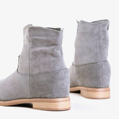 Graue Stiefel a'la Cowboystiefel auf einem bedeckten Keil Terband - Schuhe