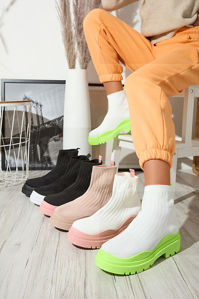 Damenstiefel auf einer dickeren Sohle in Weiß und Pink von Korlic-Shoes
