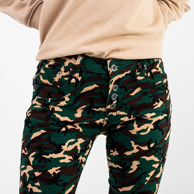 Gerade Camohose für Damen. Bekleidung