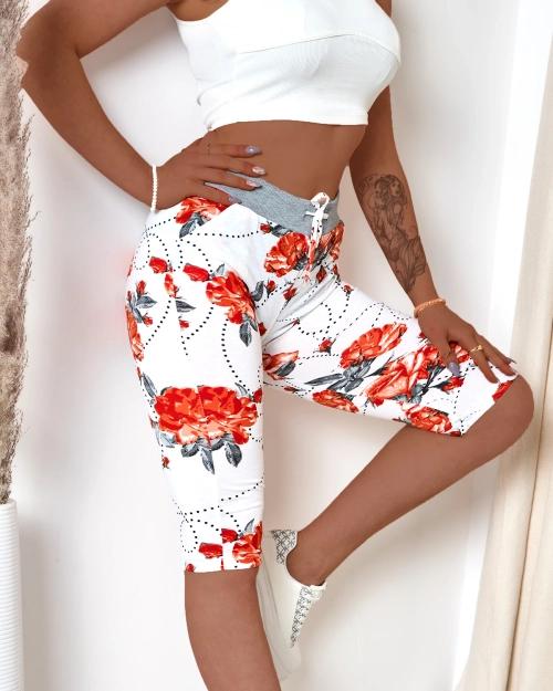 Жіночі білі шорти 3/4 довжини з червоними квітами PLUS SIZE - Одяг