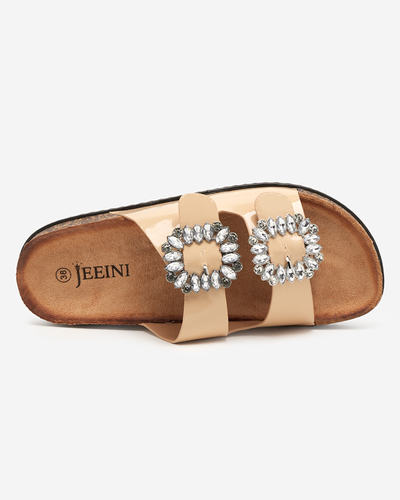 Beigefarbene Damenhausschuhe mit verzierten Schließen. Olimika - Schuhe