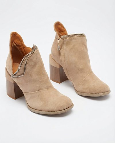 Hellbraune isolierte Damenstiefel auf einem Pfosten Mukis - Footwear