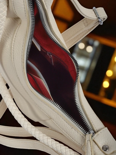 Royalfashion Kleine Damenhandtasche aus Öko-Leder mit dekorativem Riemen Lacquea