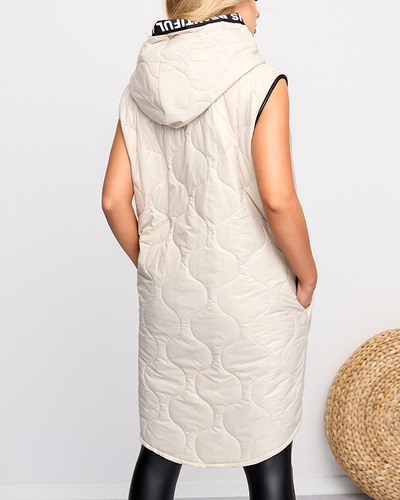 Бежевий довгий стьобаний жилет з принтом