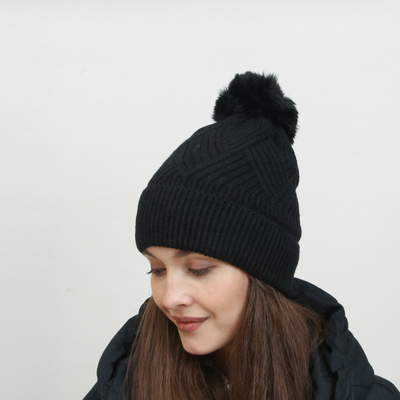 Schwarze isolierte Damenmütze mit Bommel - Accessoires