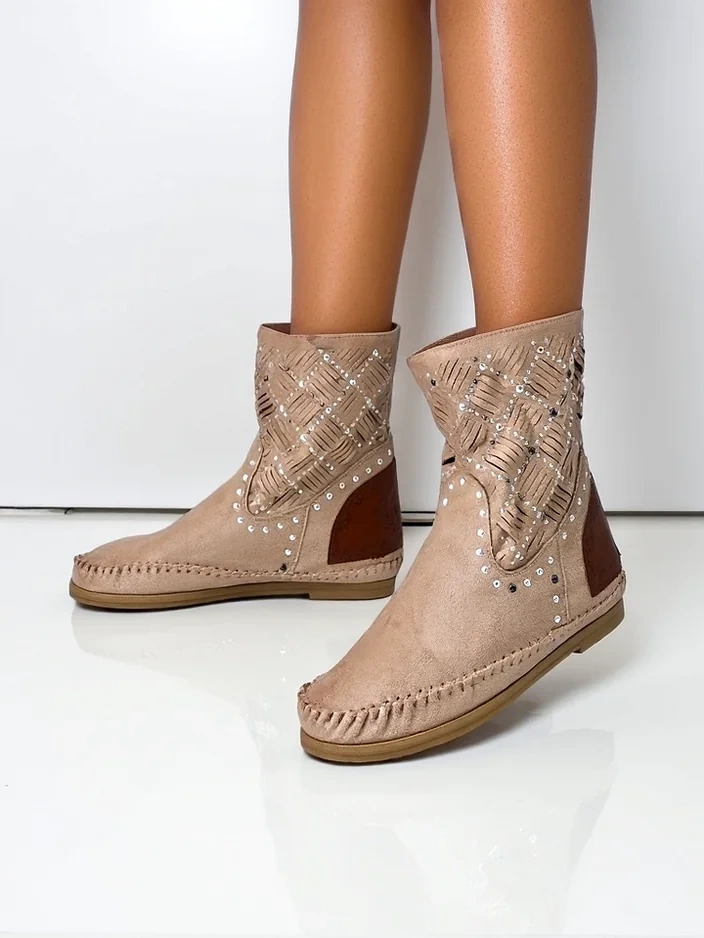 Royalfashion Damen Stiefeletten auf einem niedrigen Wedge mit Nieten im indischen Stil