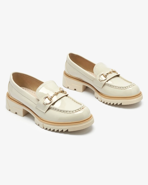 Бежеві лаковані жіночі мокасини з ланцюжком Soterra - Взуття