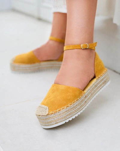 Gelbe Damensandalen a'la espadrilles auf der Indira-Plattform - Schuhe