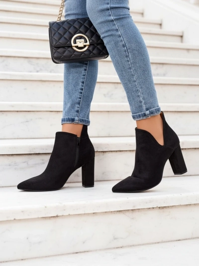 Schwarze Stiefel mit Schnitt von Alania - Schuhe