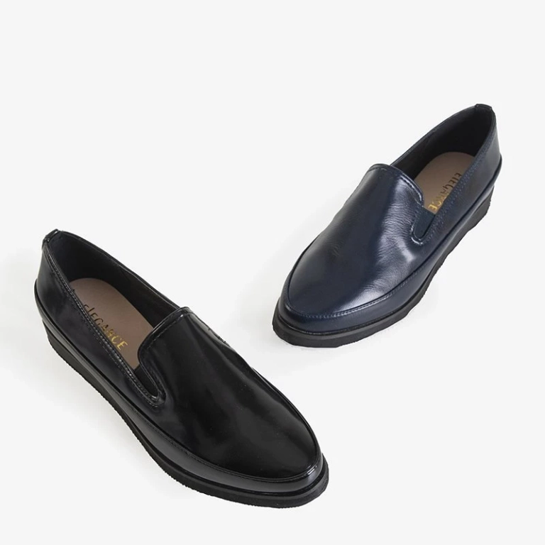 Dunkelblaue Damenschuhe aus Öko-Leder ziehen Medarda-Schuhe an