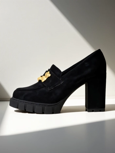 Atemberaubende schwarze Schuhe mit Blockabsatz aus Wildleder, elegant und modisch