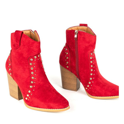 Rote Cowboystiefel auf einem hohen Gana-Pfosten - Schuhe