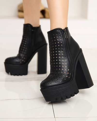 Schwarze durchbrochene Damenstiefel auf der Elangel-Footwear-Post