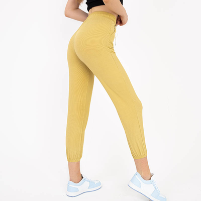 Gelbe Damen-Stoffhose mit Aufnäher - Bekleidung