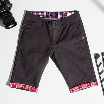 Dunkelgraue Herrenshorts mit burgunderfarbenen Einsätzen - Kleidung