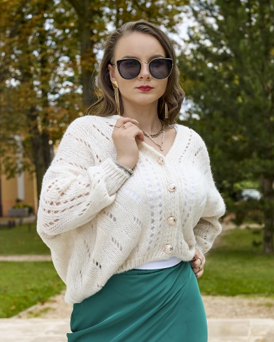 Royalfashion Кремовий короткий розстібний светр із золотими ґудзиками