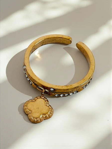 Dolce Vita Armreif-Armband mit dekorativen Charms