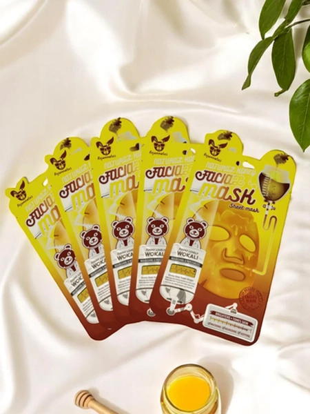 Eine Gesichtsmaske mit Aktivkohle, die tief reinigt, strafft und die Poren verfeinert