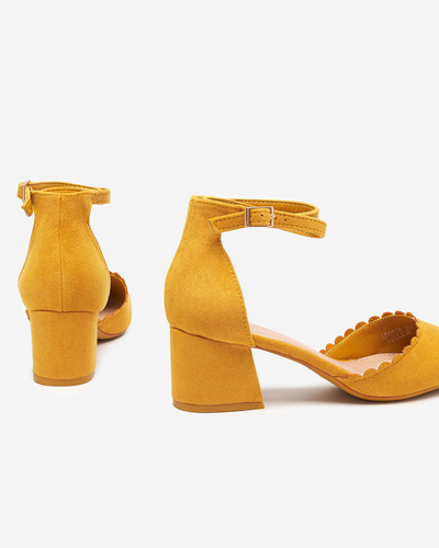 OUTLET Senffarbene Öko-Wildleder-Damensandalen auf der Ametis-Post - Schuhe