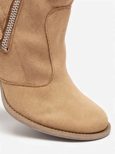 Hellbraune Öko-Wildleder-Damenstiefel auf dem Pfosten Emrica - Schuhe