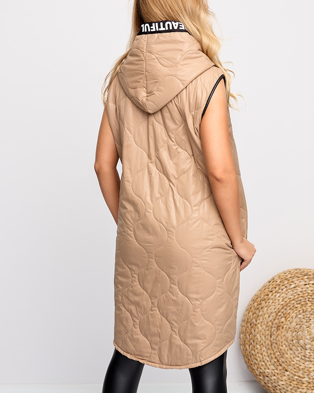 Hellbraune lange Steppweste mit Aufschriften - Kleidung