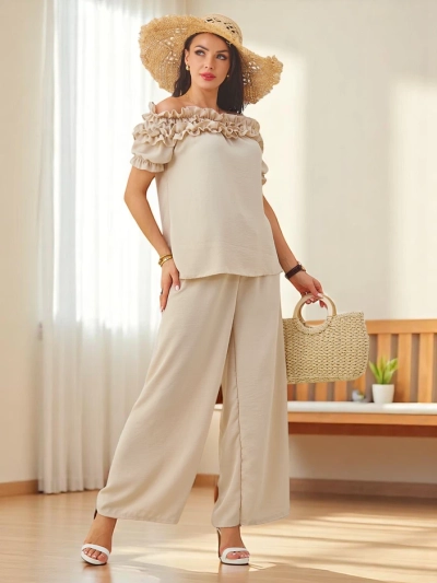 Royalfashion Damen-Set mit einer schulterfreien Bluse mit kurzen Ärmeln und einem dekorativen Ausschnitt sowie einer Schlaghose