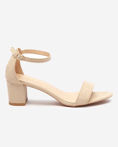 Beige Damensandalen auf der Nelino-Post - Schuhe