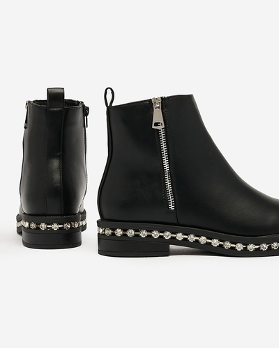 Royalfashion Schwarze Damenstiefel mit flachem Absatz und Zirkonen Wiskuni